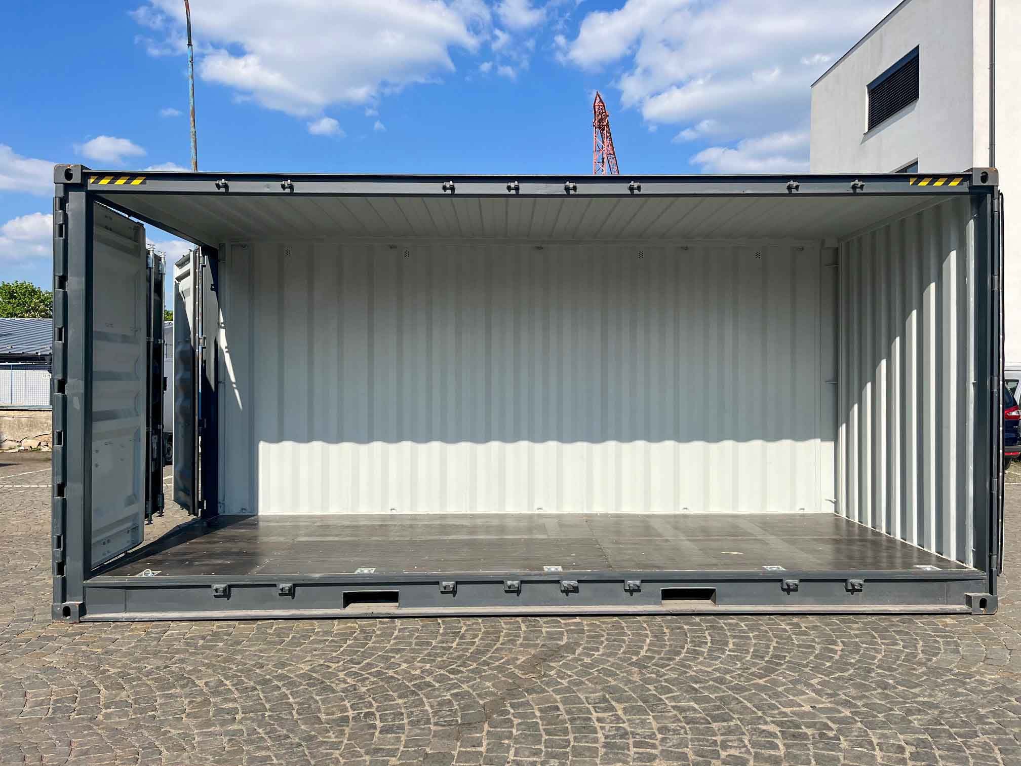 20-Fuß High Cube Container mit offener Seite in Anthrazitgrau, Seitenansicht mit geöffneter Tür