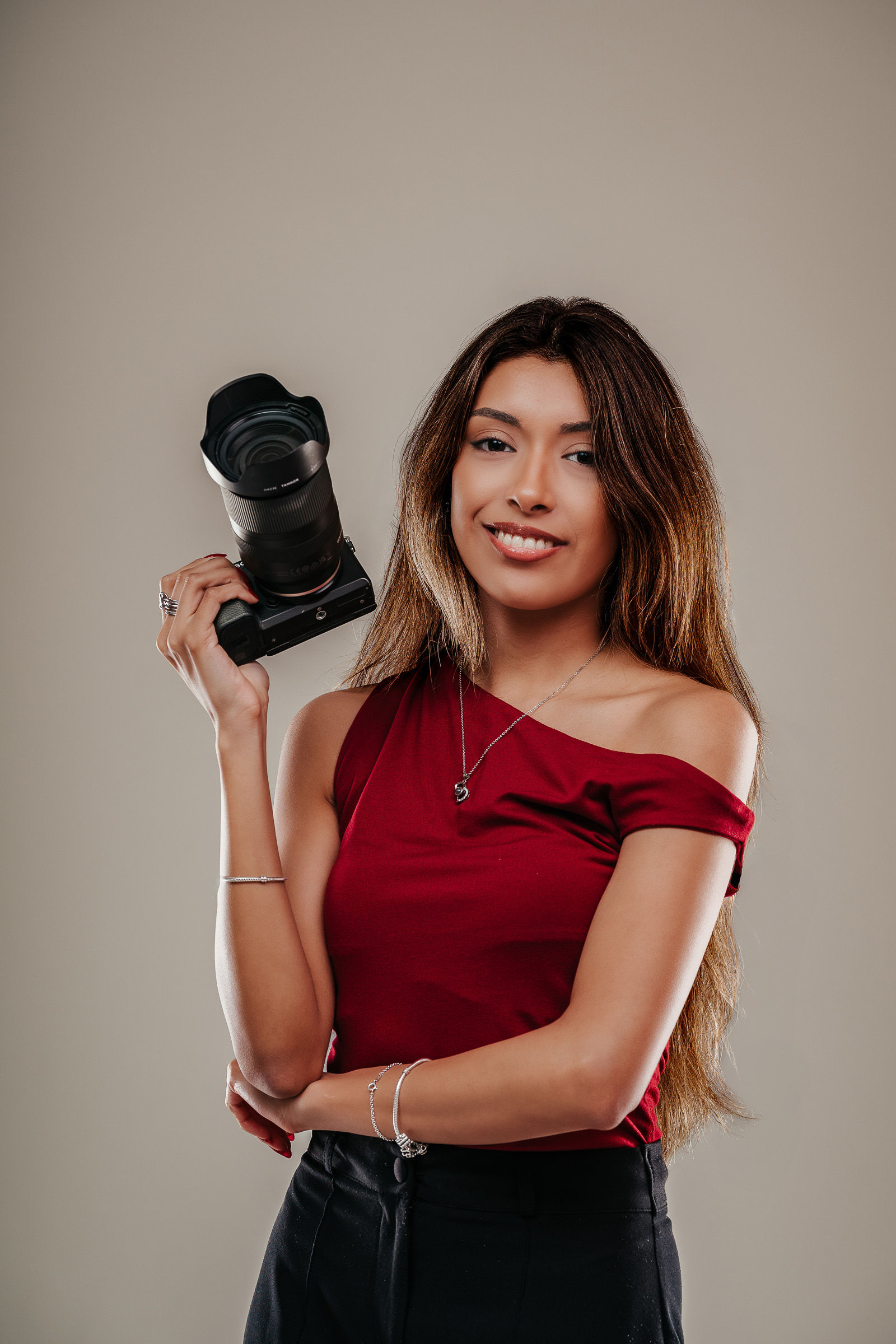 Emily Taco con una cámara