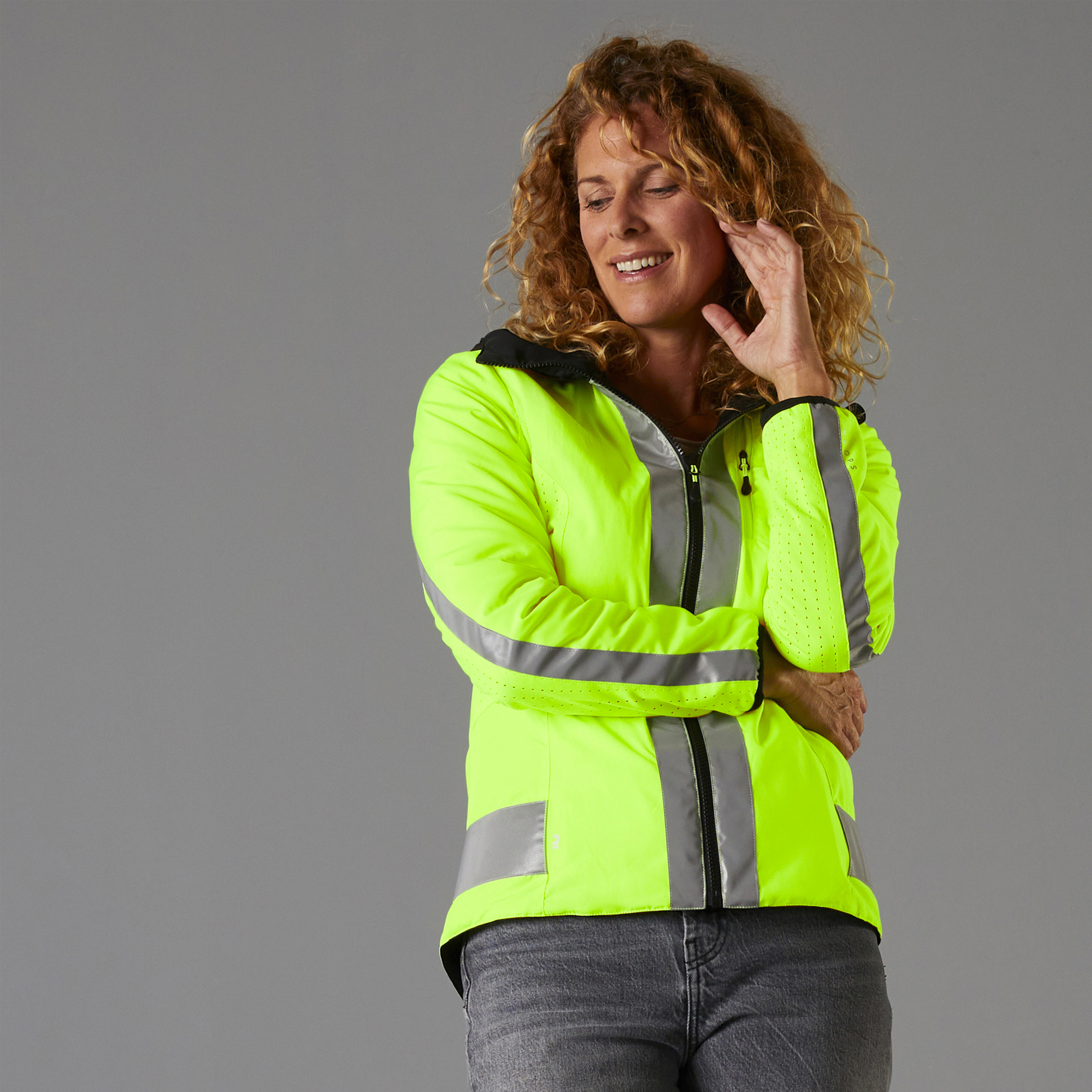 Btwin Fahrradjacke 560 wendbar Tag und Nacht PSA-zertifiziert Damen schwarz/neongelb