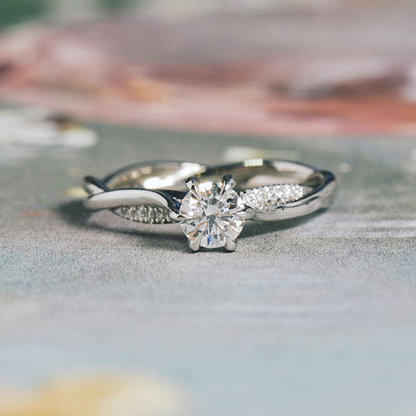 6-Prong Fine Tip Round Engagement Ring With Twist band-top