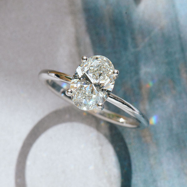 Classic Oval Solitaire With Round Prongs-top