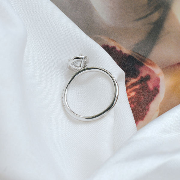 Seamless Halo Round Engagement Ring-profile
