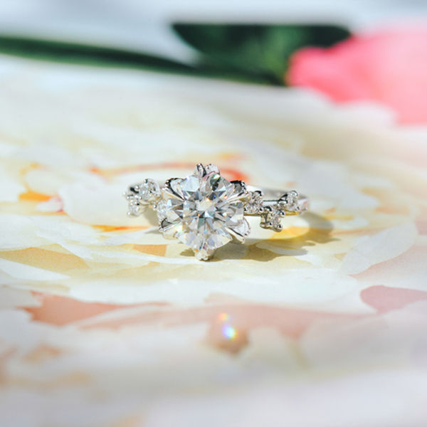 Fine Tip Petal Prong Round Engagement Ring-top