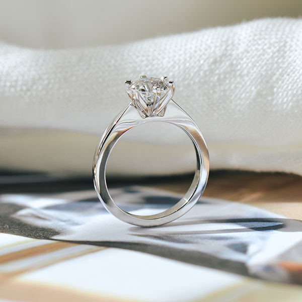 Round Knife-Edge Engagement Ring With Tapered Band-profile