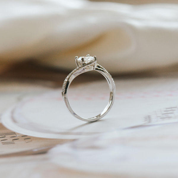 Oval Engagement Ring With Pavé And Split-Shank-profile