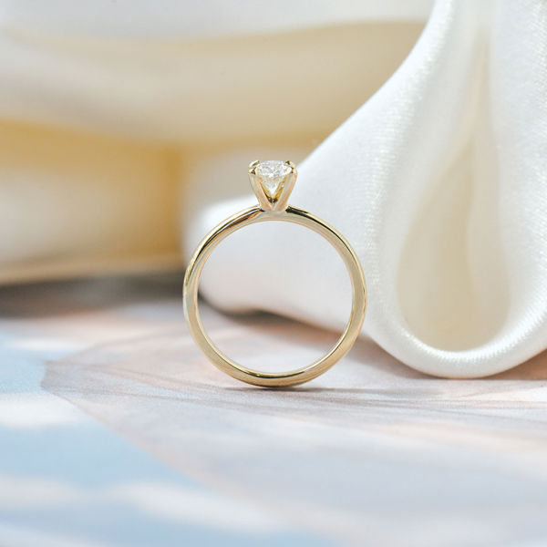 4-Prong Classic Oval Soliatire Engagement Ring-profile