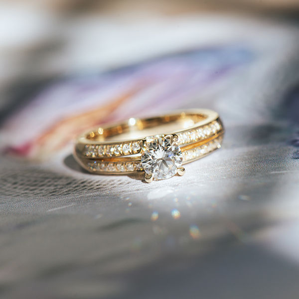 Round Pavé Engagement Ring With Split-Shank-top