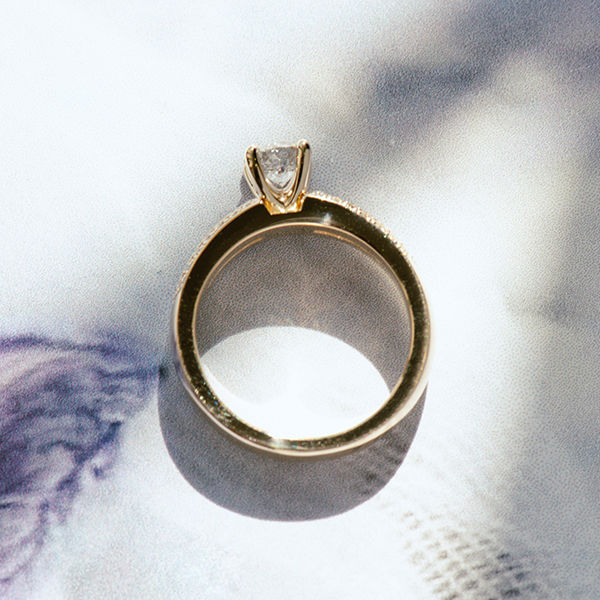 Round Pavé Engagement Ring With Split-Shank-profile