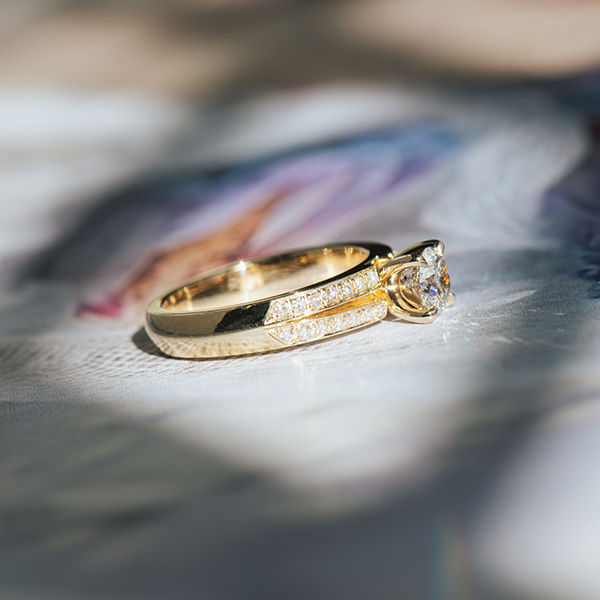 Round Pavé Engagement Ring With Split-Shank-side