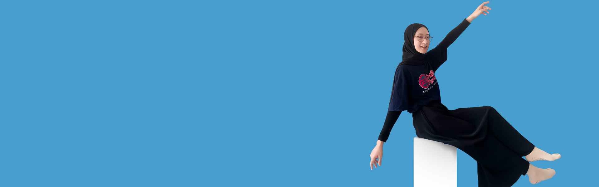 Renovasi rumah minimalis modern dengan taman hijau dan pencahayaan alami