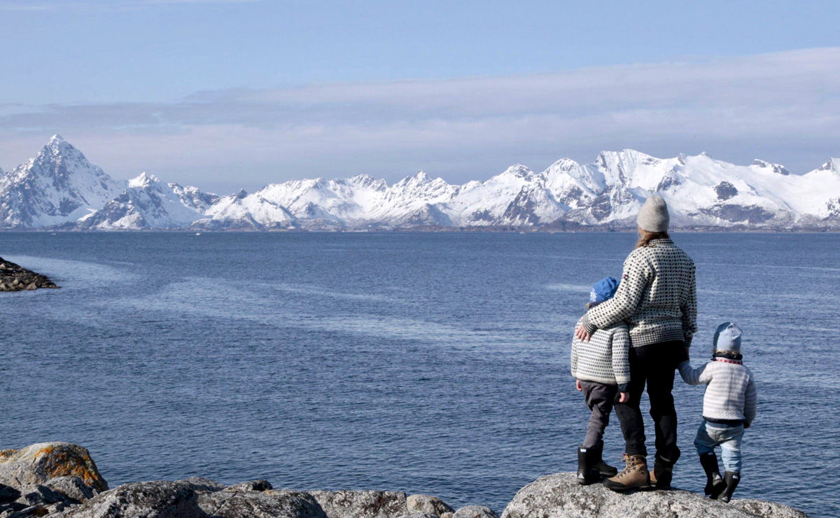 Elin og guttene i vinterkledd Lofoten