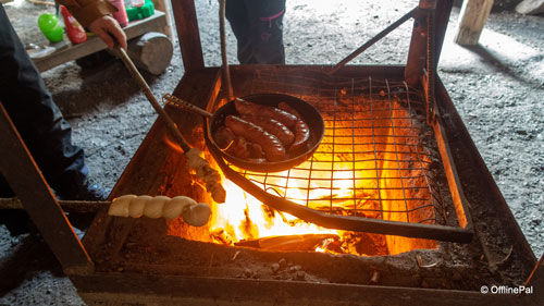 Pølser på grillen