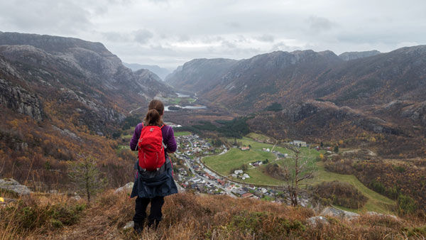 Dame står og beundret utsikten utover dalen og fjellene
