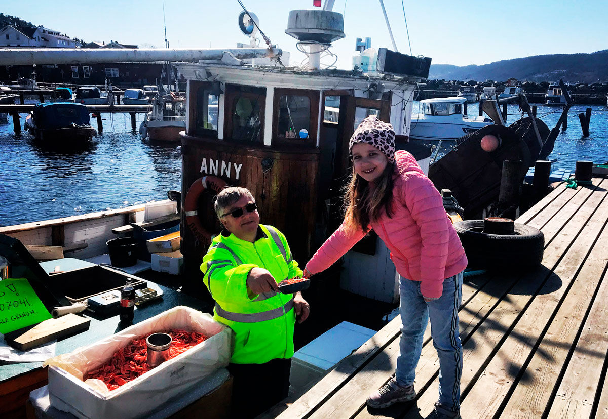 Jente kjøper reker fra rekebåten