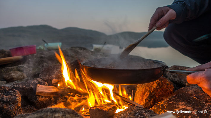 Kokkelering over bålet