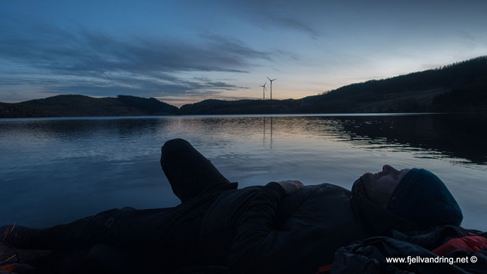 Nyter roen ved vannet