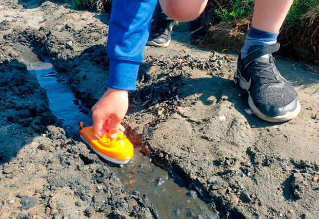 Lekebåt kjører i renne i sanden