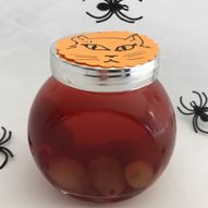 Øyne på glass til halloween - du trenger kun druer og rød saft