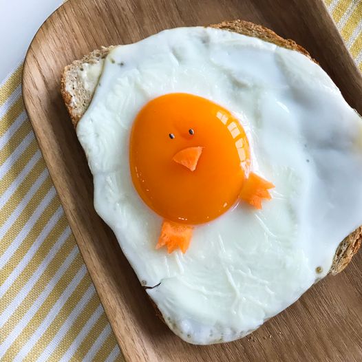 Artig speilegg med påskekylling til påskefrokosten