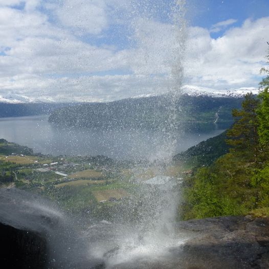 Høgefossen - Långhamrestova i Innvik