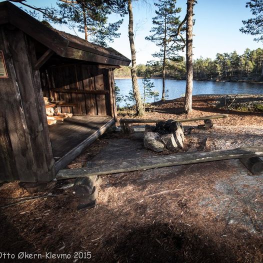 Langs blåløyper forbi fire sportshytter og en hoppbakke i Høyåsmarka