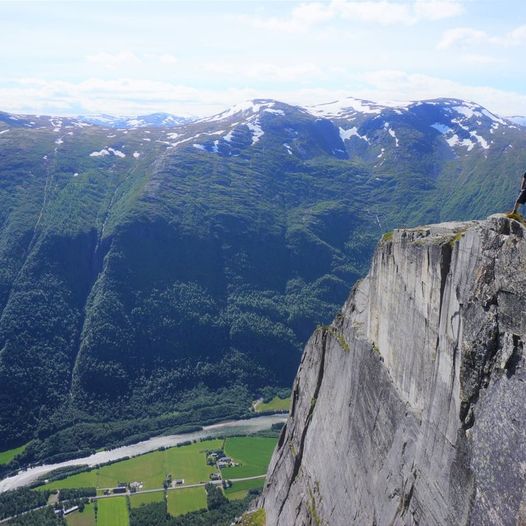 Ekkertinden 1189 moh. Sunndalens svar på Preikestolen