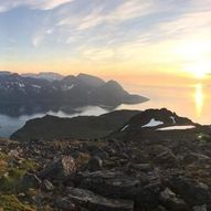 Middagstinden/Rássevárri, Øksfjord i Loppa