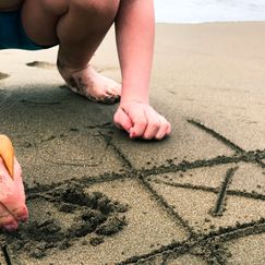 Fire på rad er kjempegøy å spille på stranden