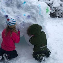 Å male på snø er kjempegøy!