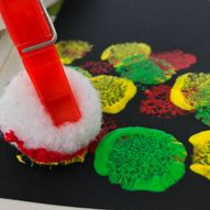 Gøy å male med pompoms - Kreative barn