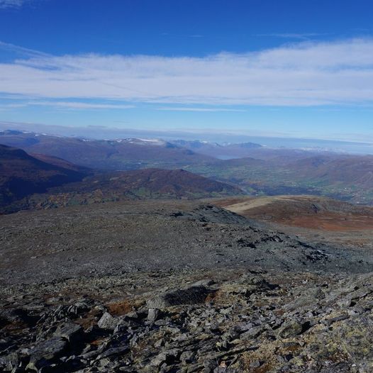 Topptur til Sissihøa, først etter gammel sætersti i Loslia videre forbi skiferbruddet i Gissingerdalen før siste etappe går til toppen av Sissihøa.    