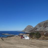 Dollsteinhola, langs fjøra til inngangen.