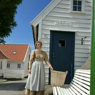 Theatrical walk in Skudeneshavn // The maid