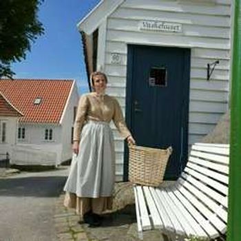 Theatrical walk in Skudeneshavn // The maid