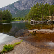 Sykkeltur fra badeplassen Honnevje langs vestsiden av Otra til Røysland og Storestøyl via Flatland og Valle sentrum