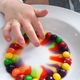 Eksperiment med Skittles og varmt vann