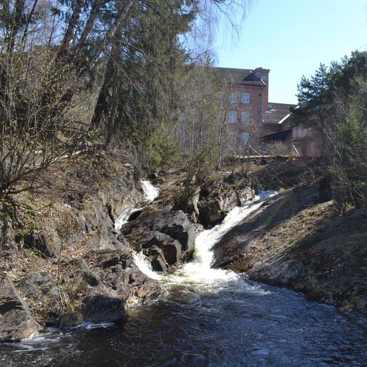 Begge sider av Mesnaelva gjennom Lillehammer sentrum