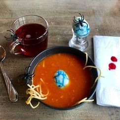 Ekkel tomatsuppe med mark og edderkoppegg