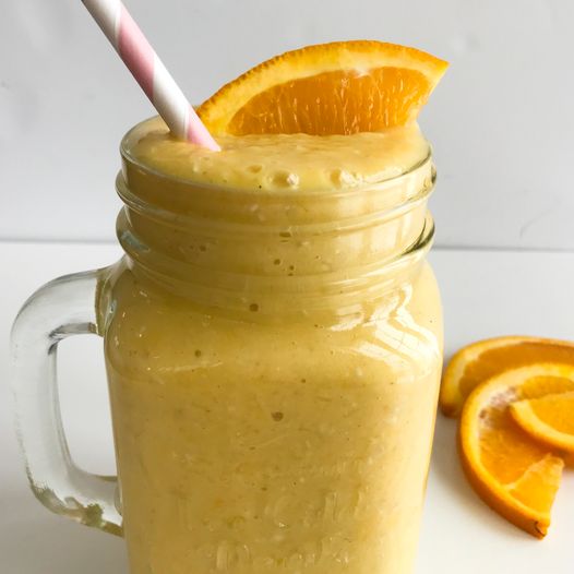 Gul smoothie med mango og appelsin