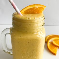 Gul smoothie med mango og appelsin