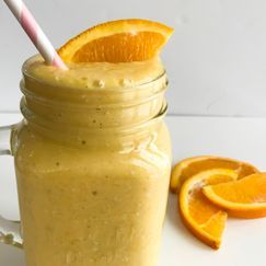 Gul smoothie med mango og appelsin