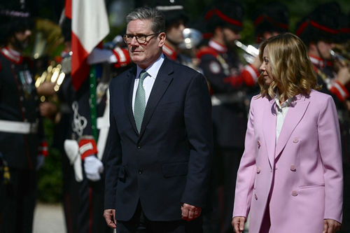 Italian Prime Minister Giorgia Meloni welcomes British Prime Minister Keir Starmer at Villa Doria Pamphili prior their meeting on September 16, 2024 in Rome.  (Photo by Filippo MONTEFORTE / AFP)