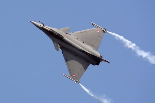 Dassault Rafale Kampfflugzeug mit Rauchpfaden.