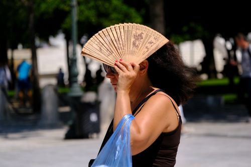 Eine Frau an einem heißen Sommertag an Athen.