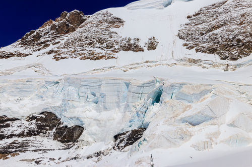 Permafrostschnee hoch in den Schweizer Alpen.