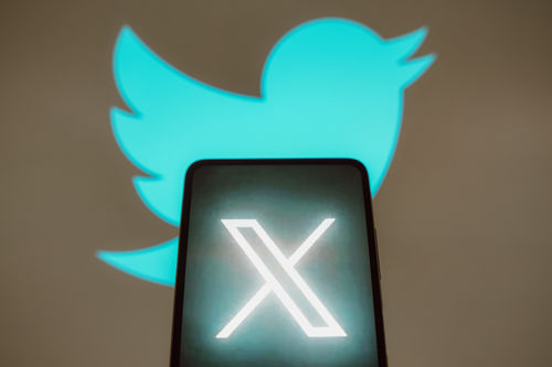 X Logo auf einem Smartphone.