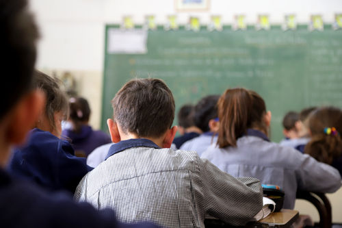 Grundschule mit Kindern, die lernen.