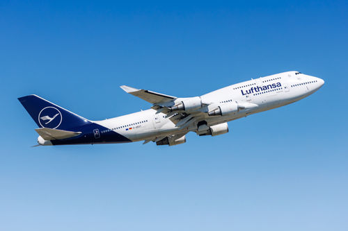 Ein Flugzeug (Boeing 747-400) der Deutschen Lufthansa.