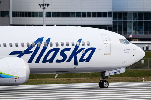 Boeing 737 MAX 9 N960AK von Alaska Airlines auf Landebahn