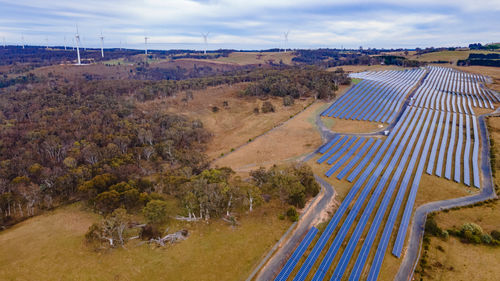 Sicht auf die hybride Gullen Solar Farm und Gullen Range Wind Farm für erneuerbare saubere Energieversorgung in Banister im Oberlachlan Shire, NSW, Australien.